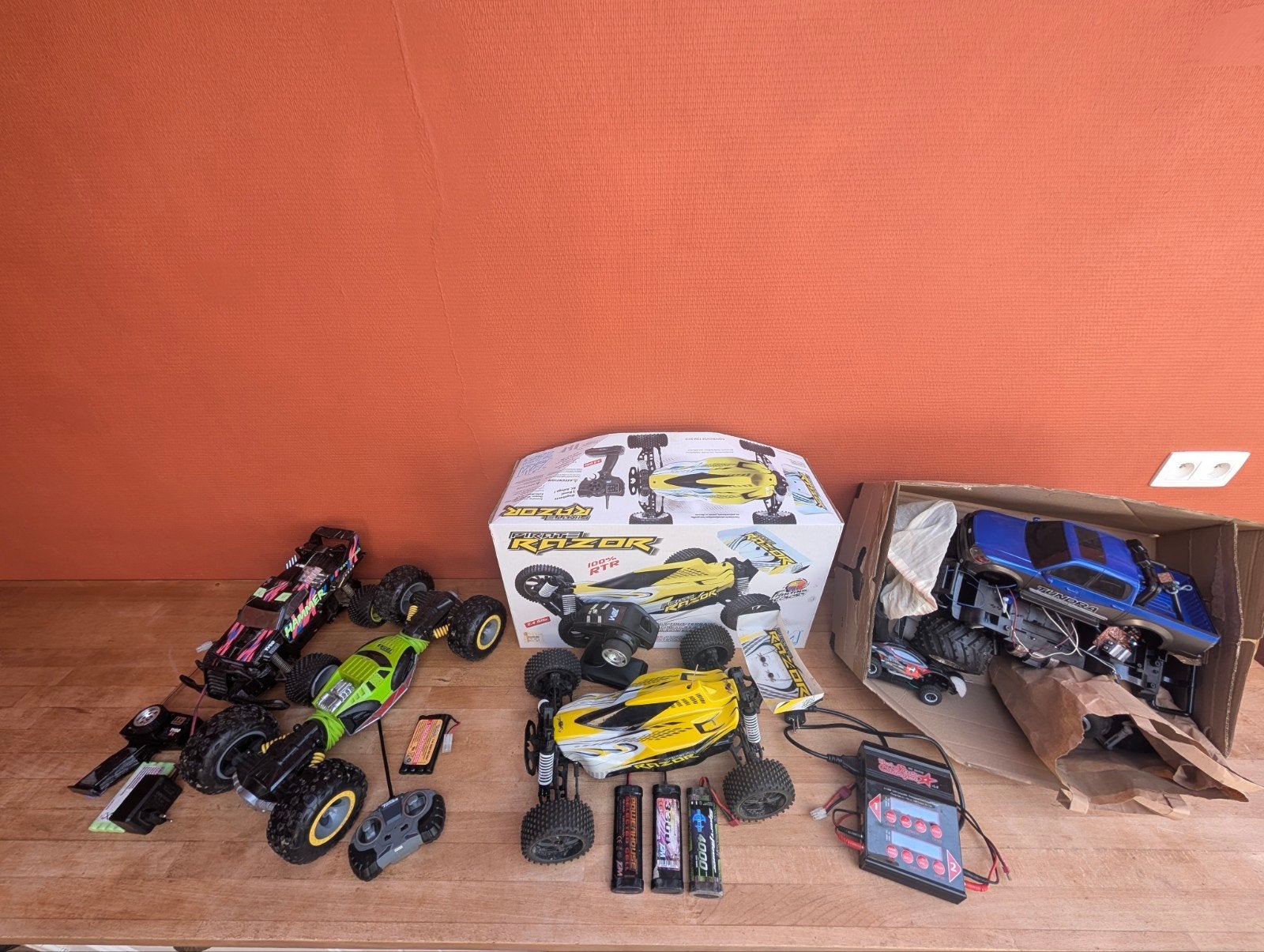 Autopakket met afstandsbediening+superlader, Hobby en Vrije tijd, Modelbouw | Radiografisch | Auto's, Ophalen