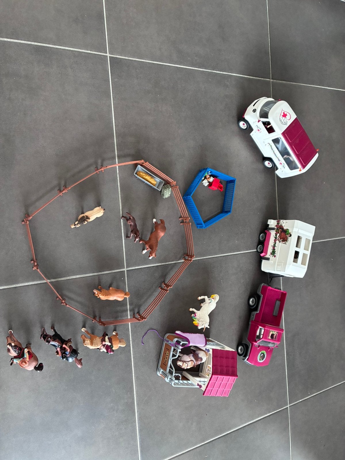 Mooie set Schleich (paardentrailer, dierenartsbus en stal), Kinderen en Baby's, Ophalen, Gebruikt, Jongen of Meisje