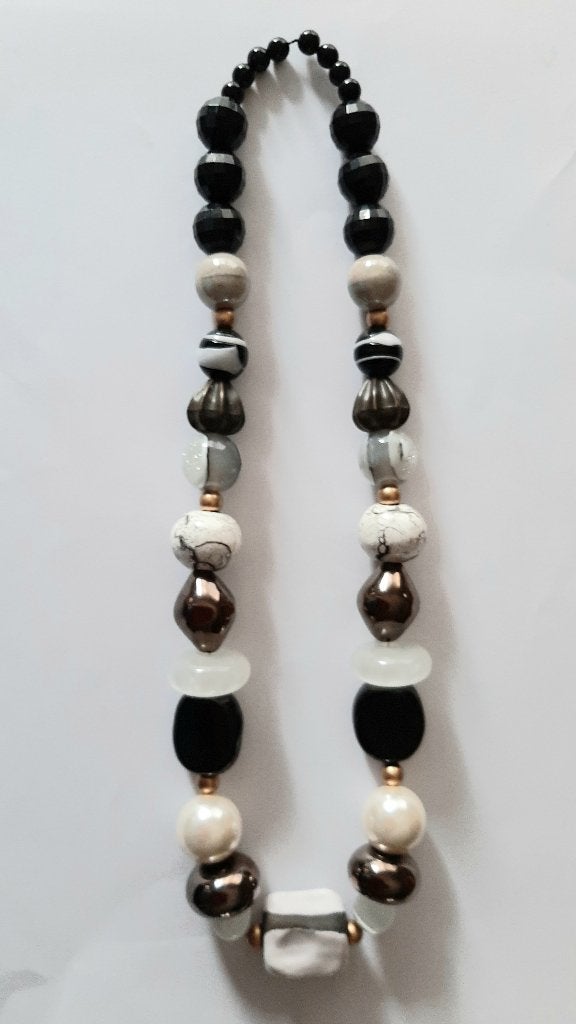 Te koop: Nieuw!!  Mooie zwart/wit ketting met dikke parels., Bijoux, Sacs & Beauté, Colliers, Enlèvement ou Envoi, Neuf, Noir