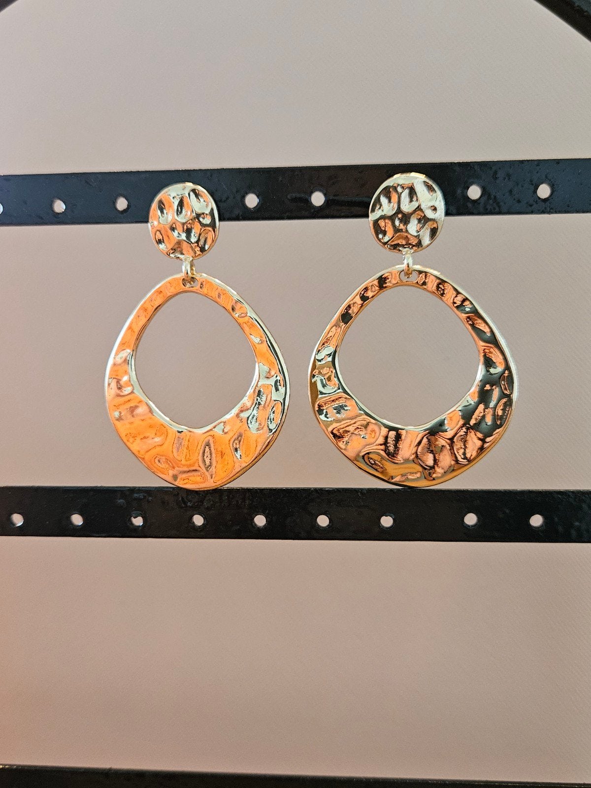 Superbes boucles d'oreilles tendance de couleur dorée, Bijoux, Sacs & Beauté, Boucles d'oreilles, Enlèvement ou Envoi, Comme neuf
