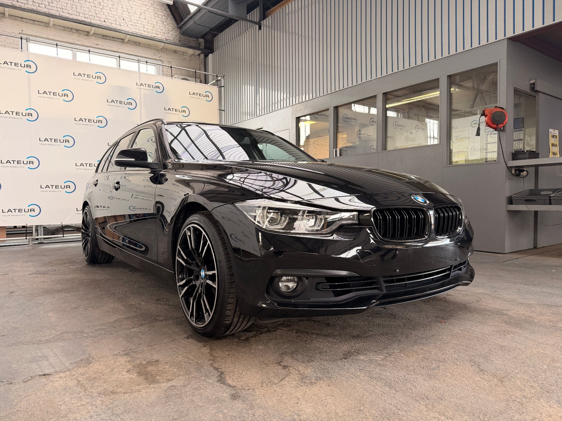 BMW 3-Reeks 320i Touring automaat (bj 2018), Automaat, 1998 cc, Stof, Overige kleuren