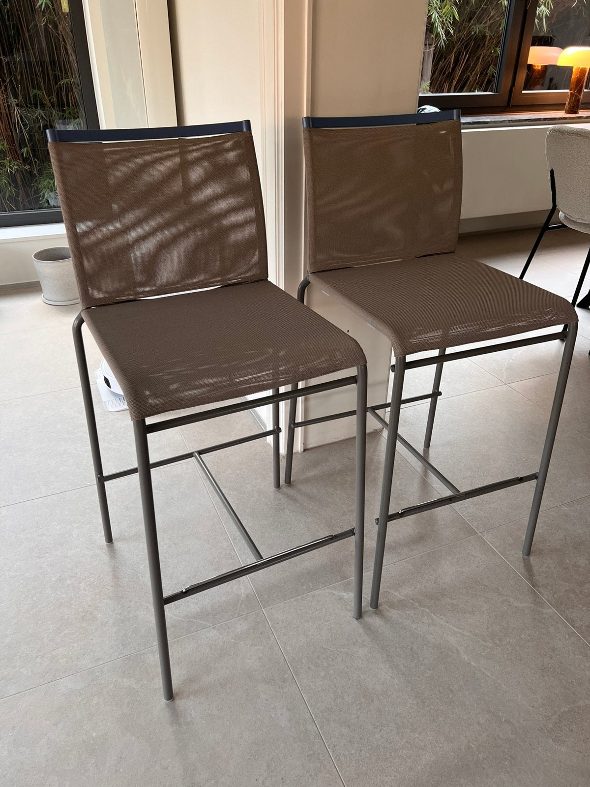 2 chaises haute beige/taupe, Maison & Meubles, Tabourets de bar, 90 cm ou plus, Avec repose-pieds, Synthétique, 2 tabourets