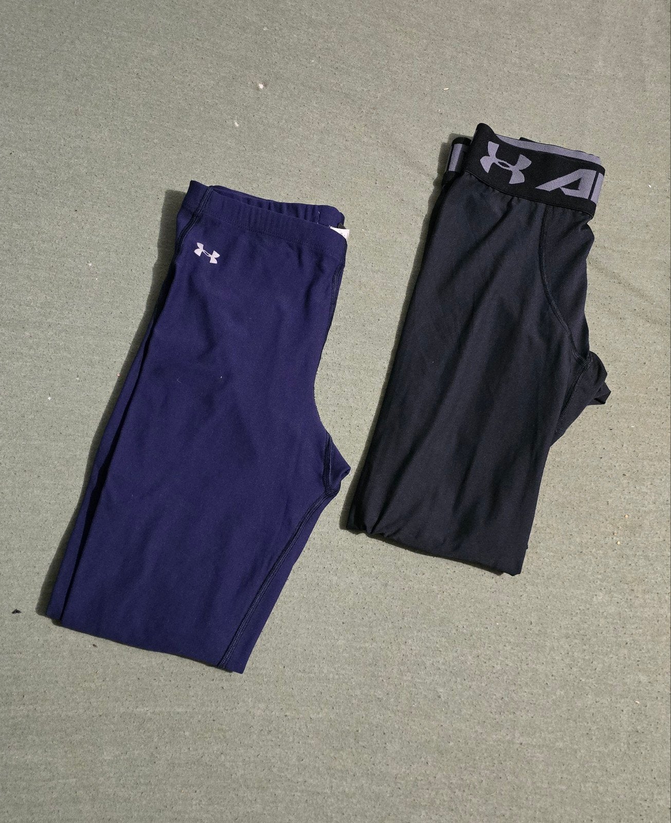 Lot de 2 leggings de sport Under Armour (Noir + Violet / Ble, Autres marques, Course à pied, Enlèvement ou Envoi, Comme neuf