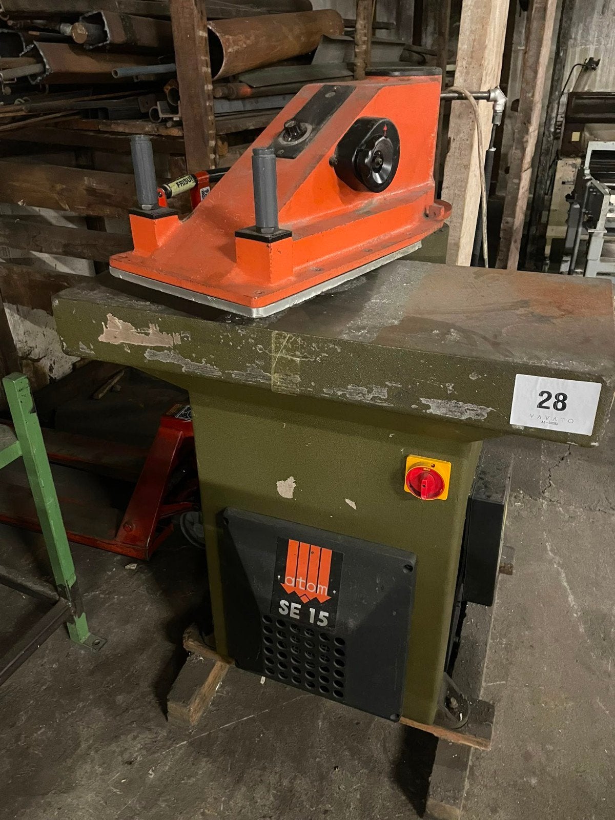 Leer stans machine, Enlèvement