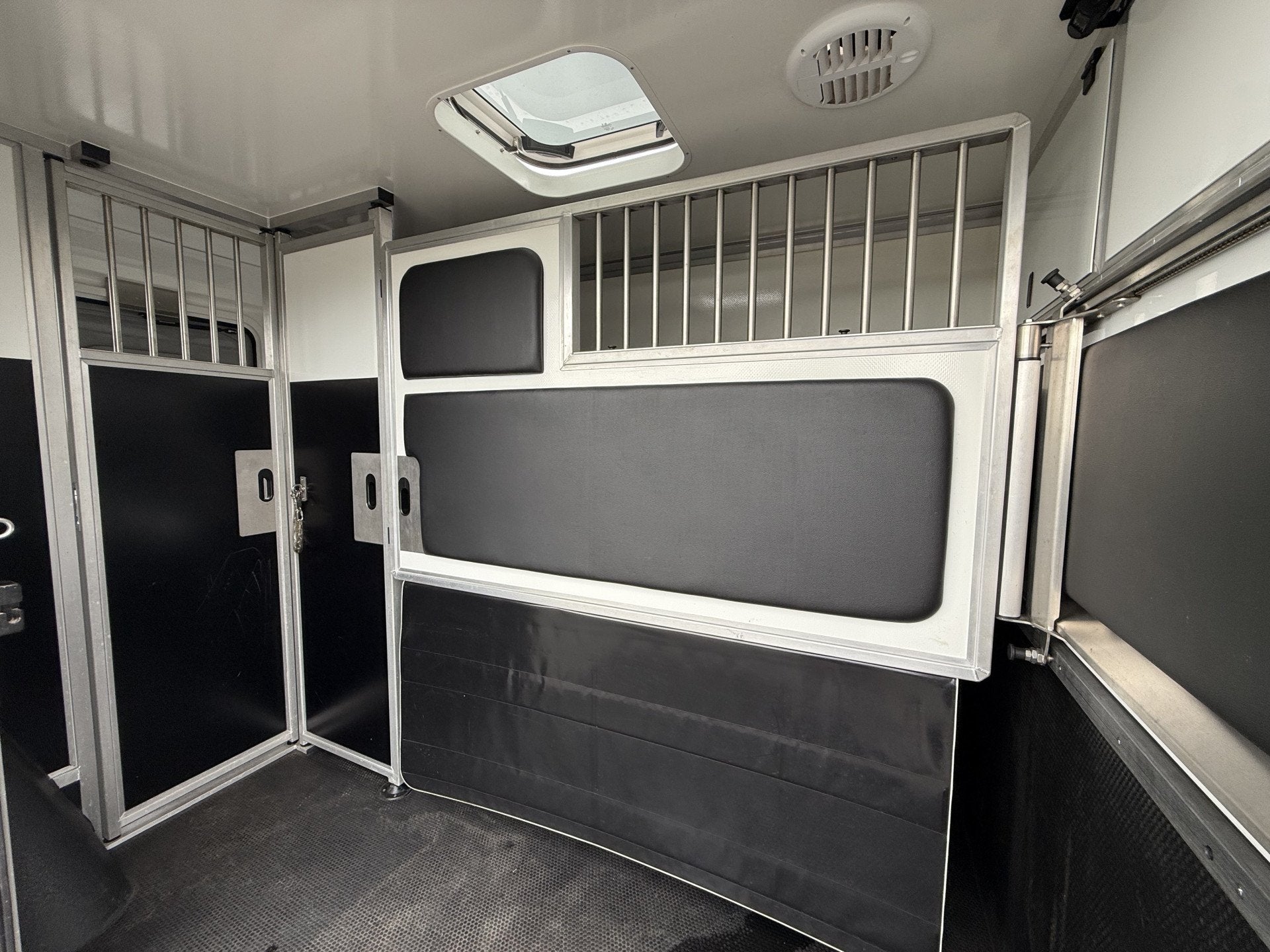 Renault Master | HORSETRUCK | KRISMAR STALLION 3XL | 2022 DE, Weduwestraat 12
4884MV  WERNHOUT, NL, Paardenwagentje NL | MVV HORSETRUCKS
