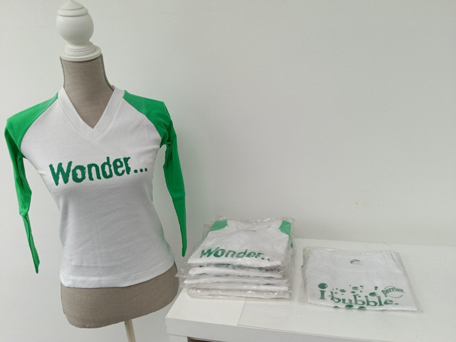 T-shirts en topje Perrier. €1 per stuk. Nieuw., Enlèvement ou Envoi, Neuf