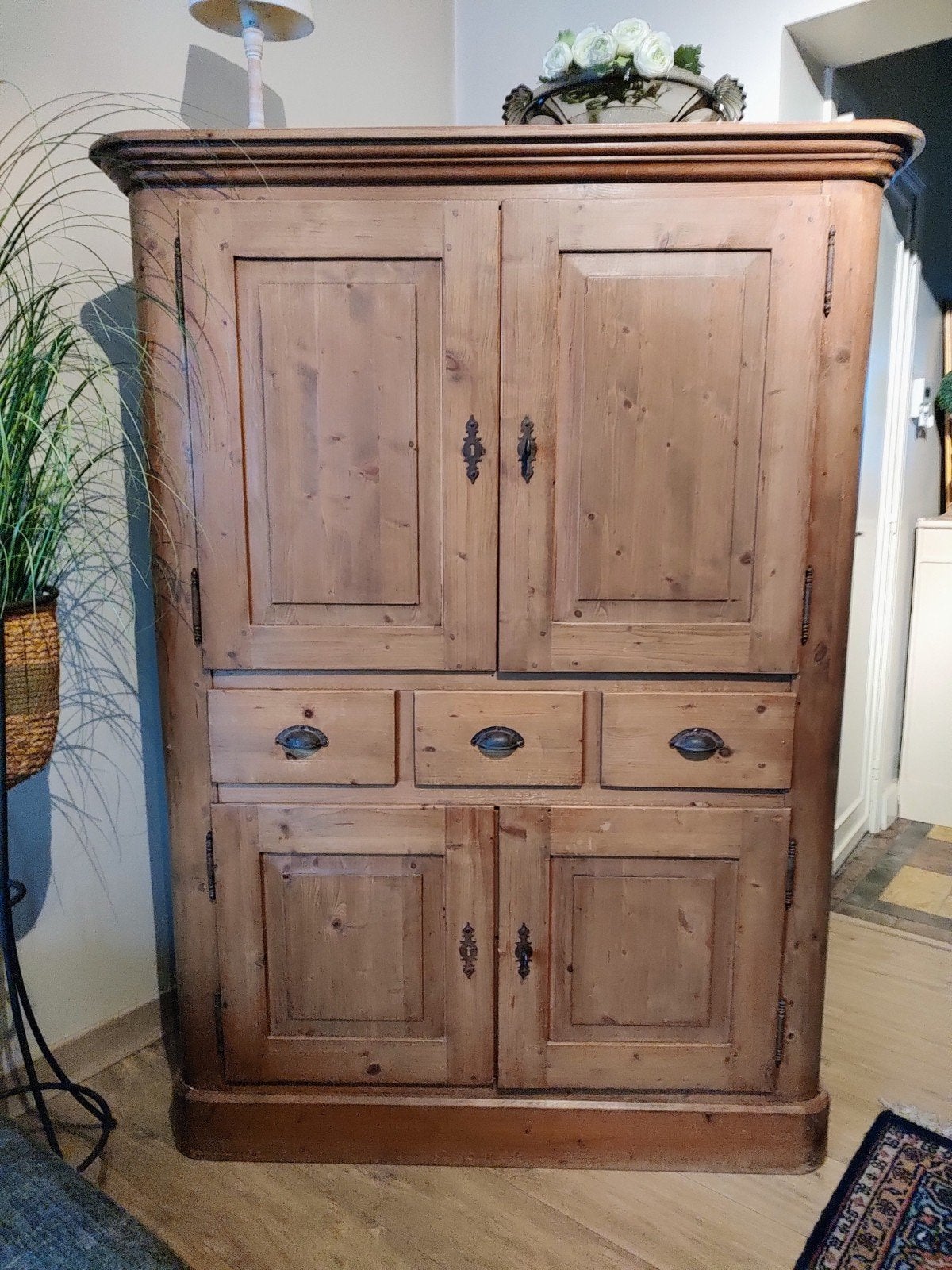 Mooie houten hoekkast met veel bergruimte., Enlèvement