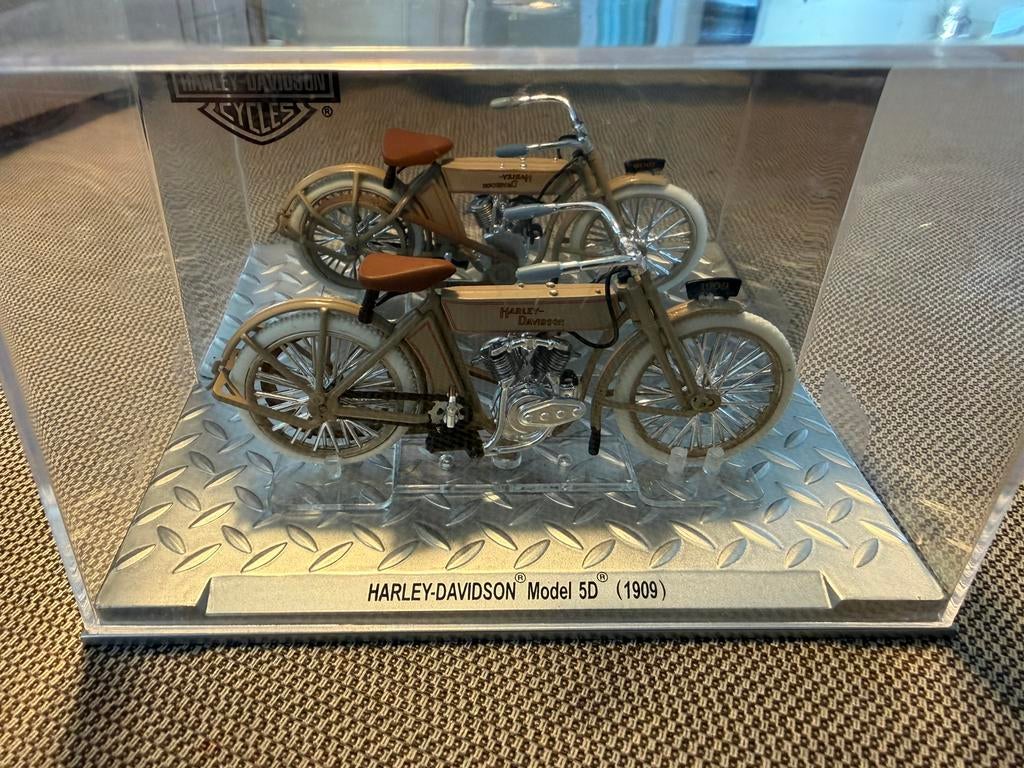 Modèles Harley-Davidson dans une boîte en acrylique, Enlèvement ou Envoi, Comme neuf