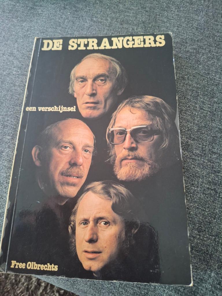 Boek  de strangers  een verschijnsel, Boeken, Ophalen of Verzenden