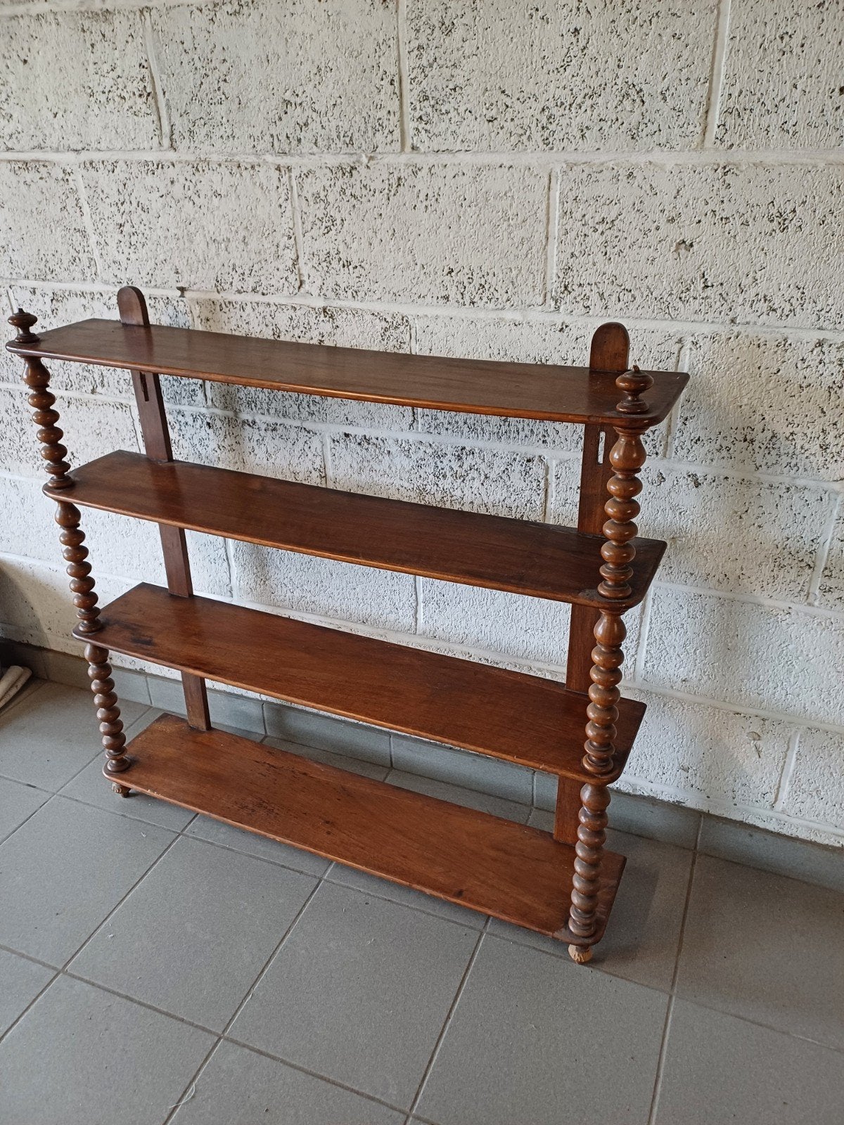 Étagère stylisée ancienne, Enlèvement