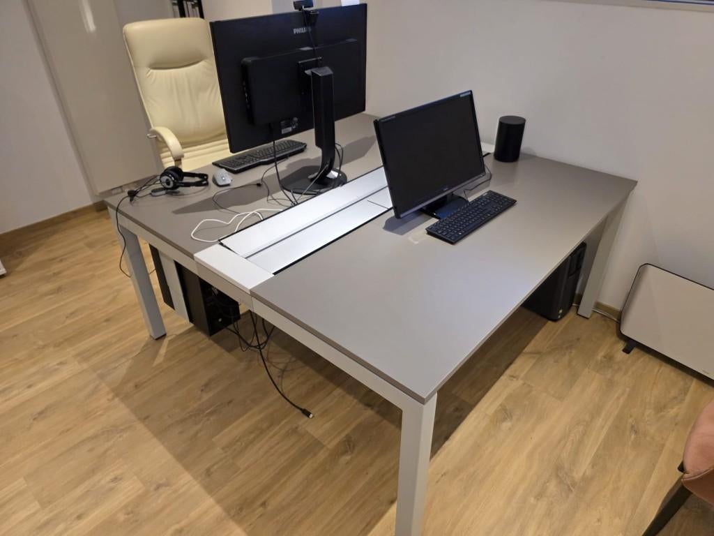 Dubbele bureau, Ophalen, Spaanplaat of MDF, Zo goed als nieuw, Overige merken