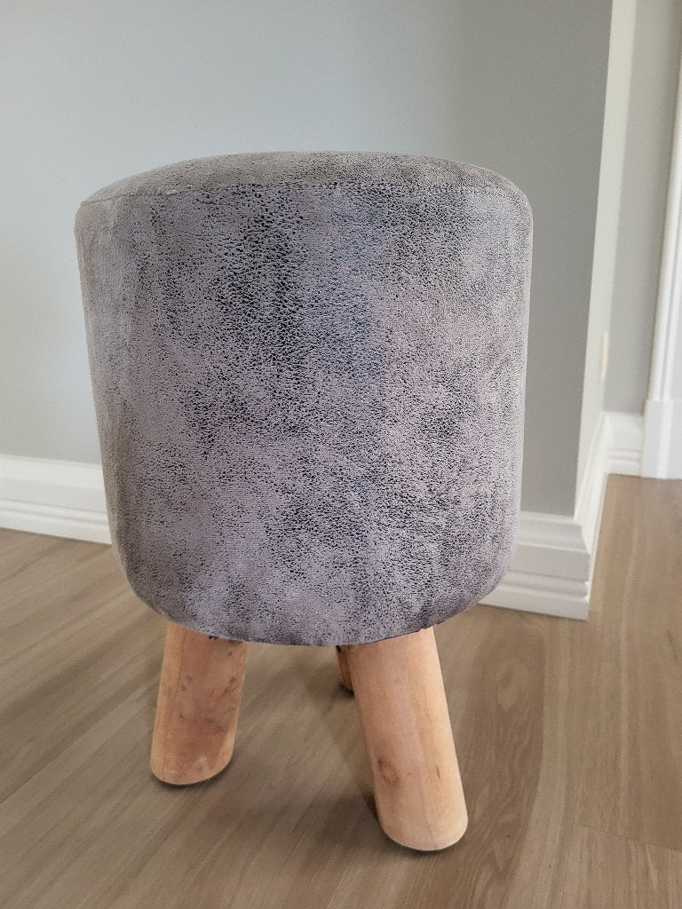 Grijs krukje met houten pootjes, Maison & Meubles, Tabourets, Enlèvement, Utilisé, Bois