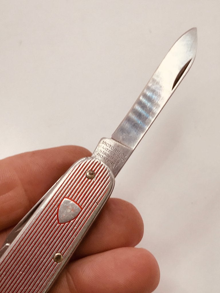 Ancienne croix côtelée Victorinox Red Alox 84mm Ancienne, Caravanes & Camping, Enlèvement ou Envoi, Utilisé