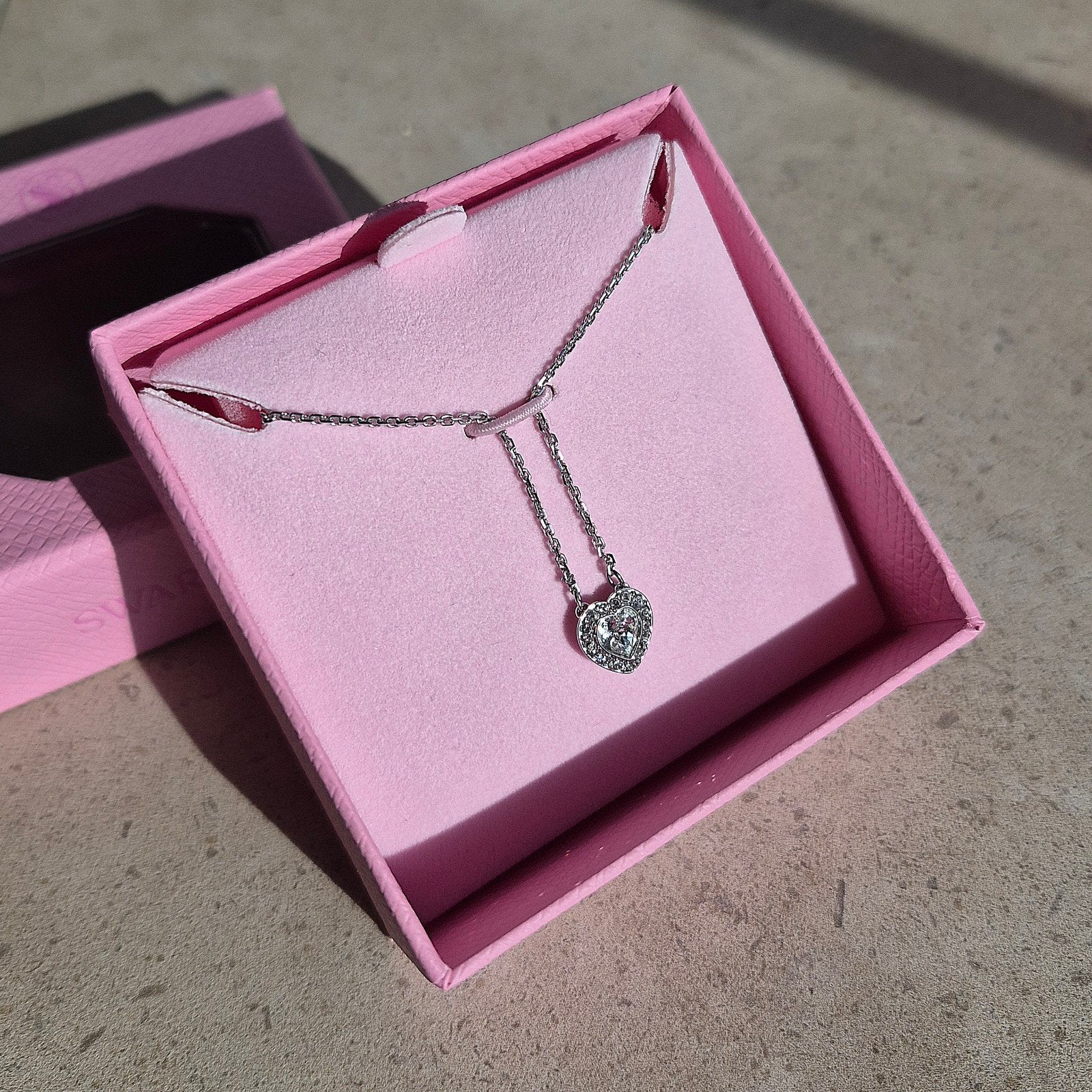 Collier coeur argenté Swarovski - Ariana Grande, Neuf, Enlèvement ou Envoi, Avec pendentif, Argent