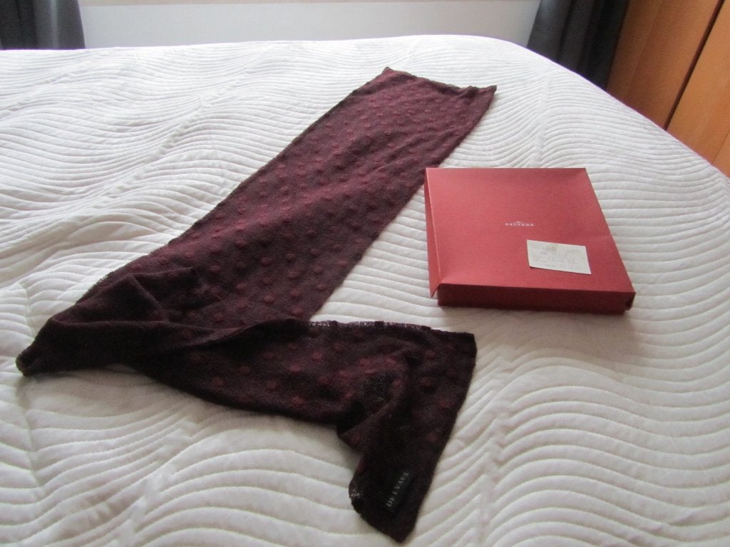 DELVAUX Echarpe clé de sol bordeaux siglée, Envoi