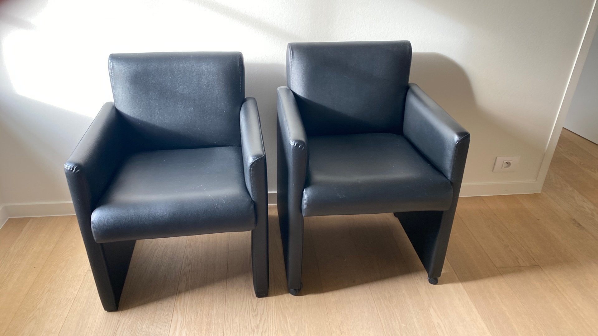2 zwarte kuipstoelen, Ophalen, Gebruikt