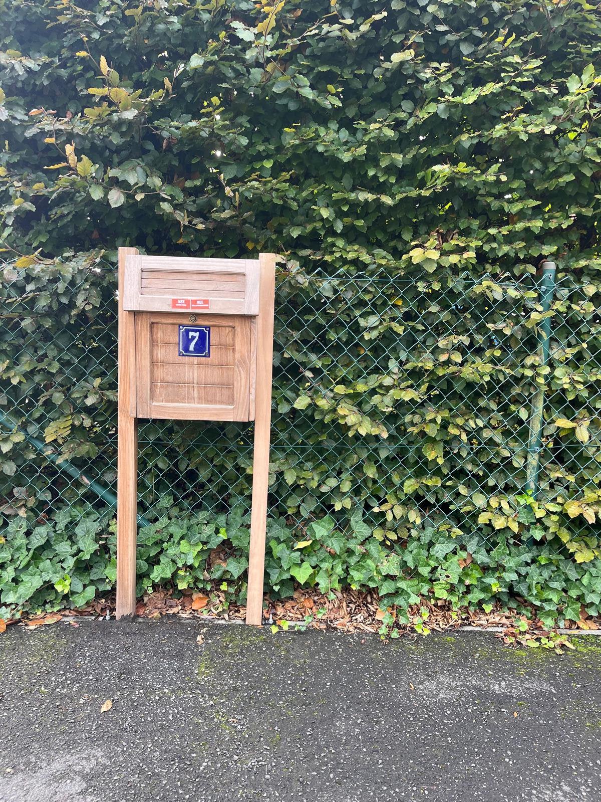 Brievenbus in hoogwaardige teak, Tuin en Terras, Ophalen, Zo goed als nieuw