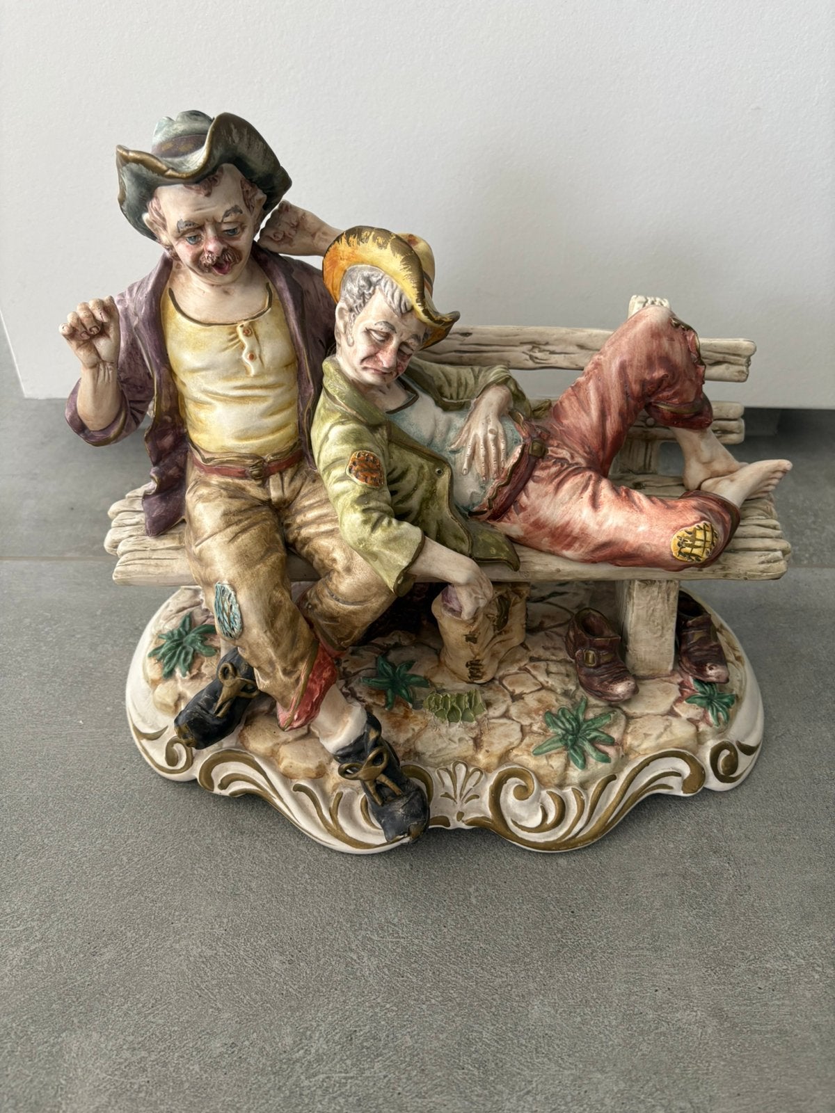 Vintage Capodimonte Beeldje – Twee Zwervers op Bankje, Antiek en Kunst, Antiek | Porselein, Ophalen