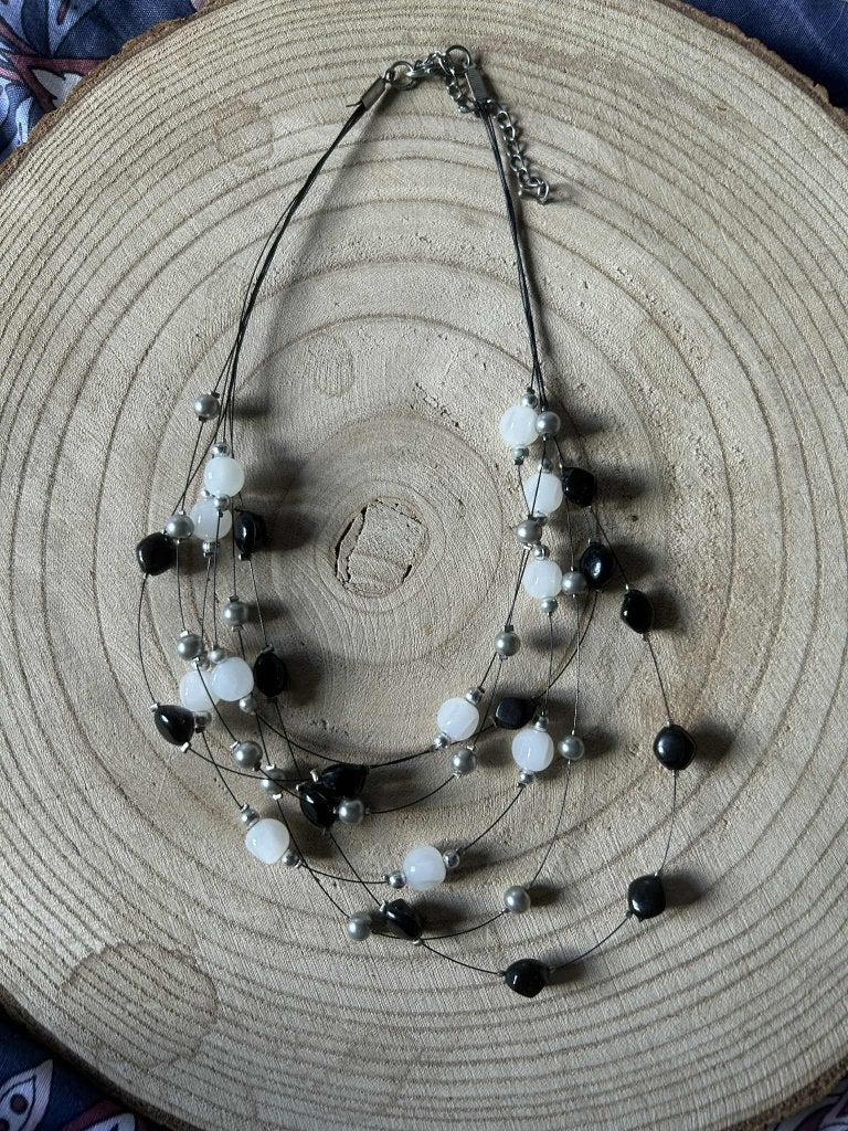 Collier avec perles noires et blanches, Bijoux, Sacs & Beauté, Enlèvement, Comme neuf, Noir, Autres matériaux
