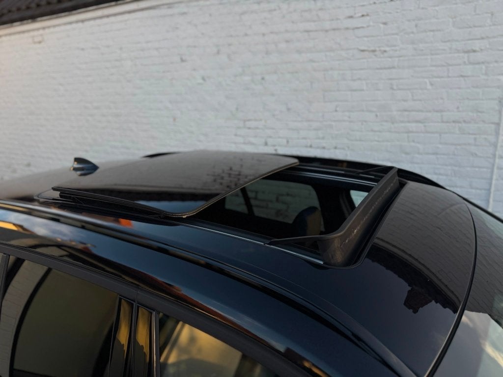 BMW X1 PHEV * PANO * FULL HISTORIEK * FULL BLACK * HDUP *, Zwart, Bedrijf, 5 zetels, Hybride Elektrisch/Benzine