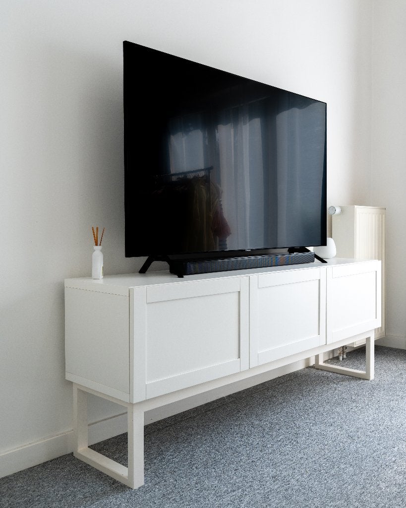 Banc TV IKEA BESTÅ portes HANVIKEN pièd métallique, Maison & Meubles, Armoires | Mobilier de télévision, Comme neuf, Moins de 100 cm