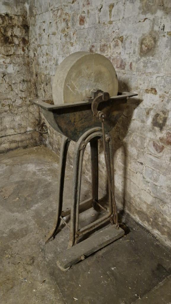 Ancienne meule à eau sur pied – affûteuse à pédale - déco, Antiquités & Art, Antiquités | Outils & Instruments, Enlèvement