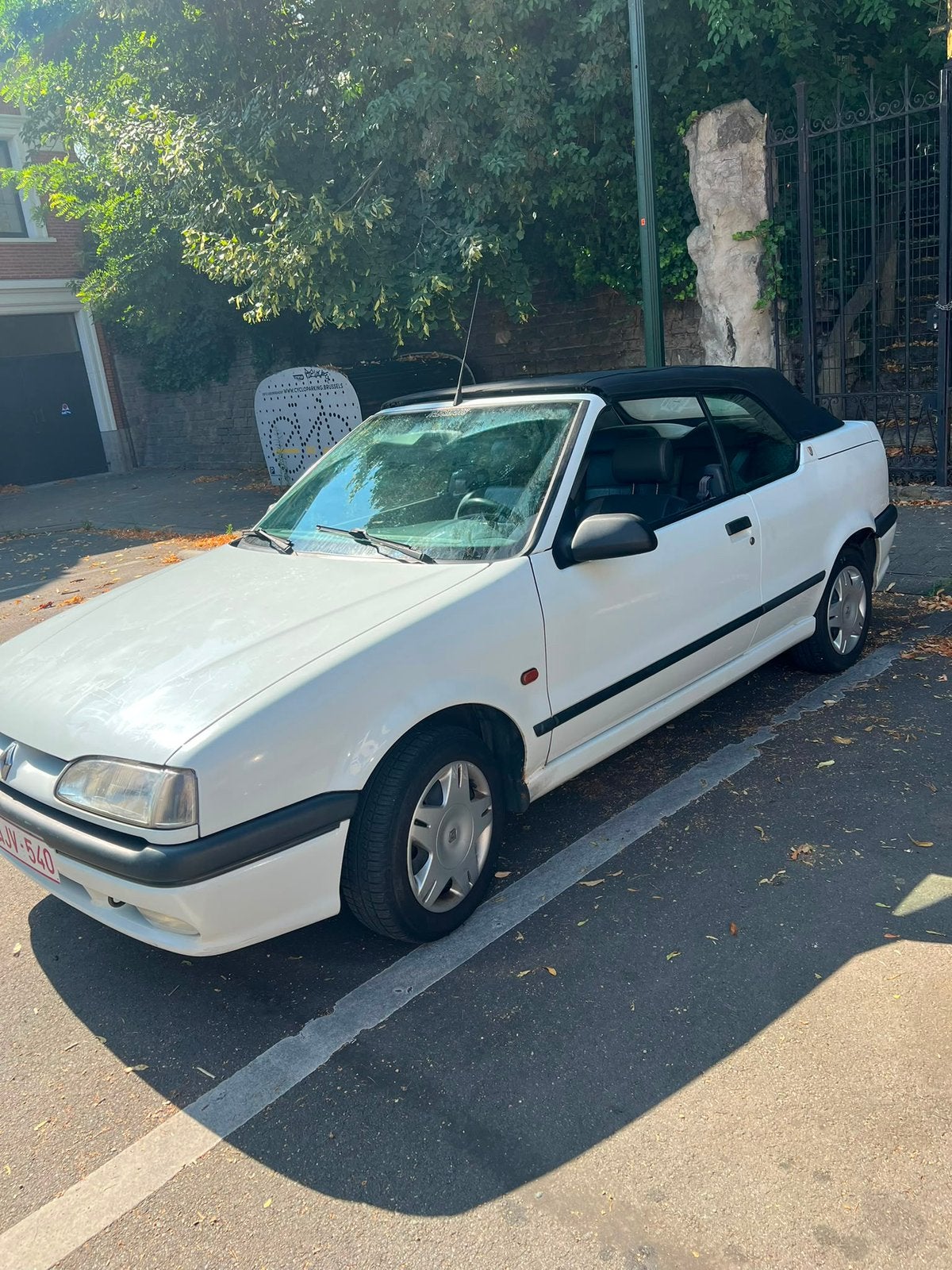 Renault 19 cabrio très bon état, Auto's, Oldtimers, Voorwielaandrijving, 4 zetels, 1794 cc, Zwart