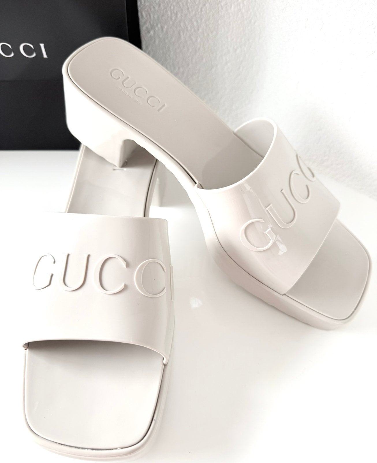 SANDALES GUCCI TAILLE 40 COULEUR BLANCHE, Envoi, Comme neuf, Blanc