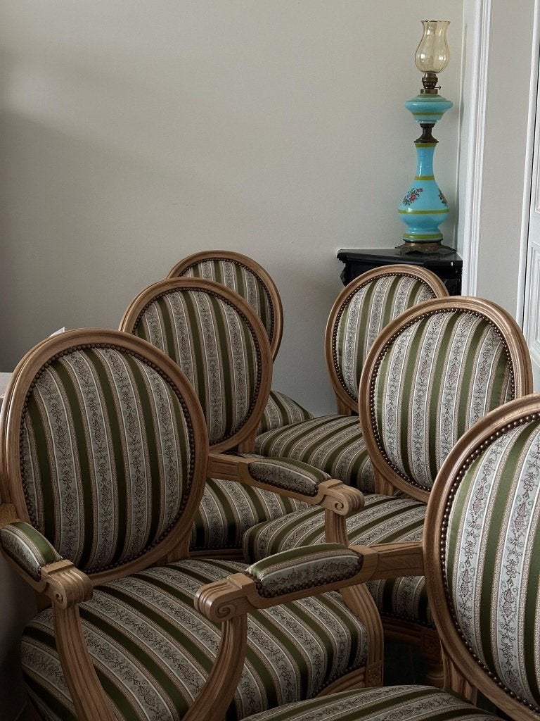 Set gerestaureerde stoelen in Louis XVI-stijl, Ophalen