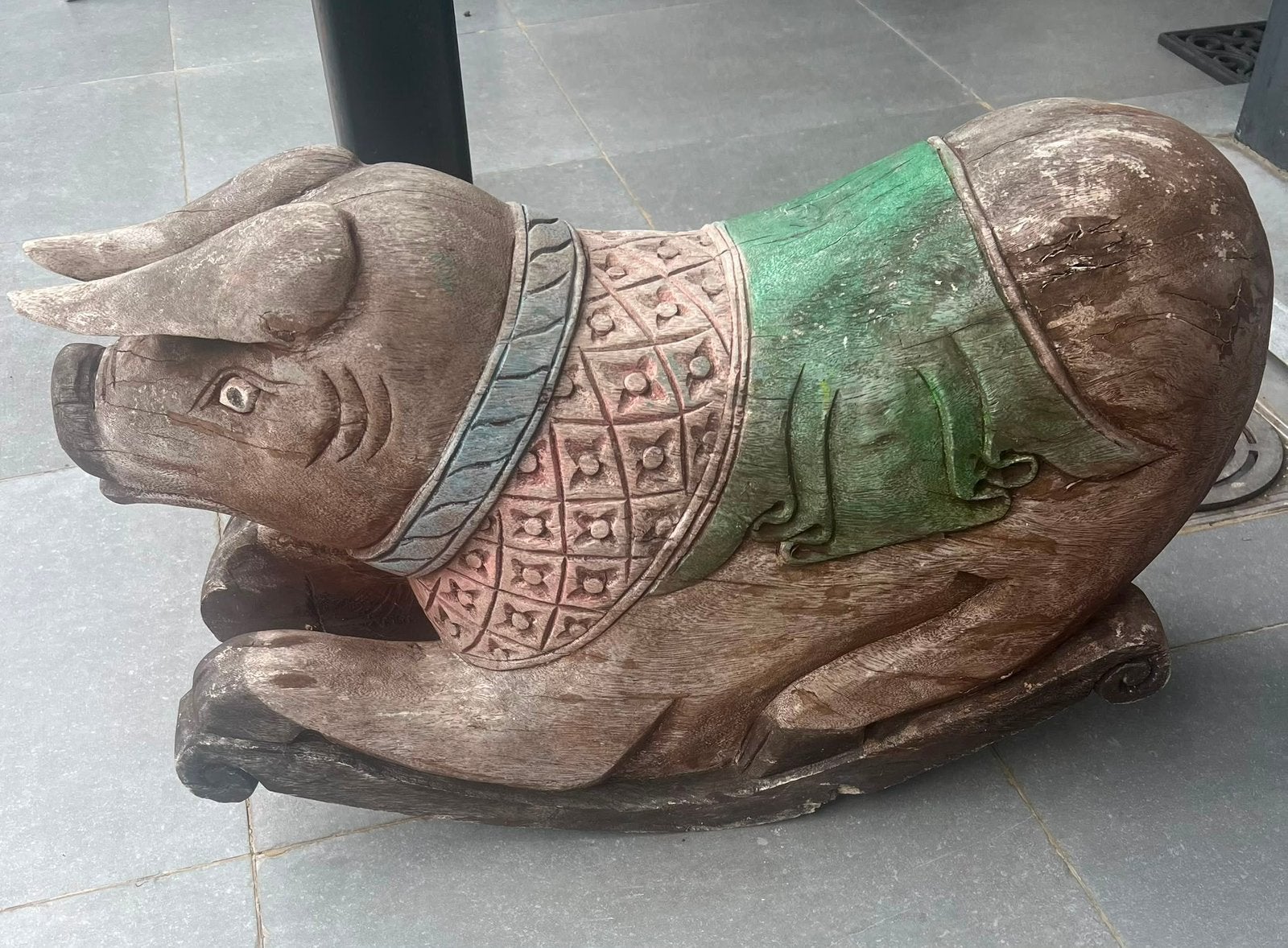 Groot handgesneden houten beeld, Ophalen