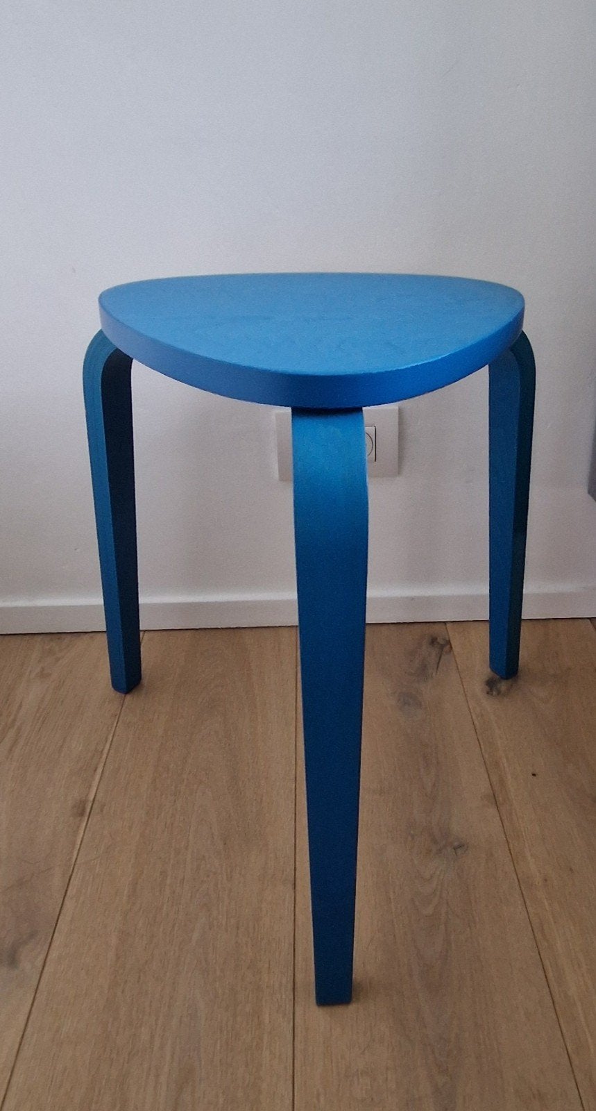 Wooden stool, Enlèvement