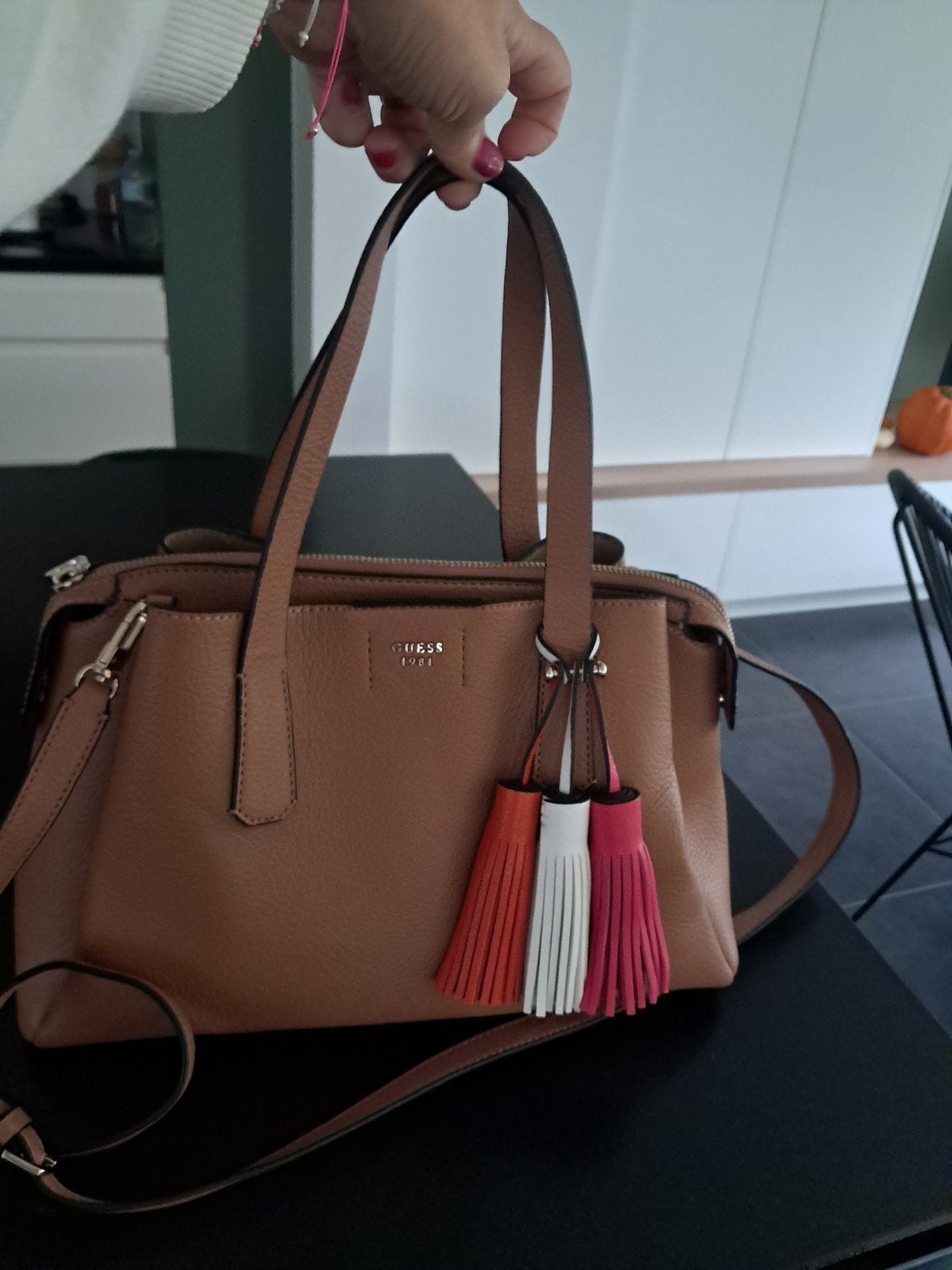 handtas Geuss, Bijoux, Sacs & Beauté, Enlèvement ou Envoi, Comme neuf, Brun