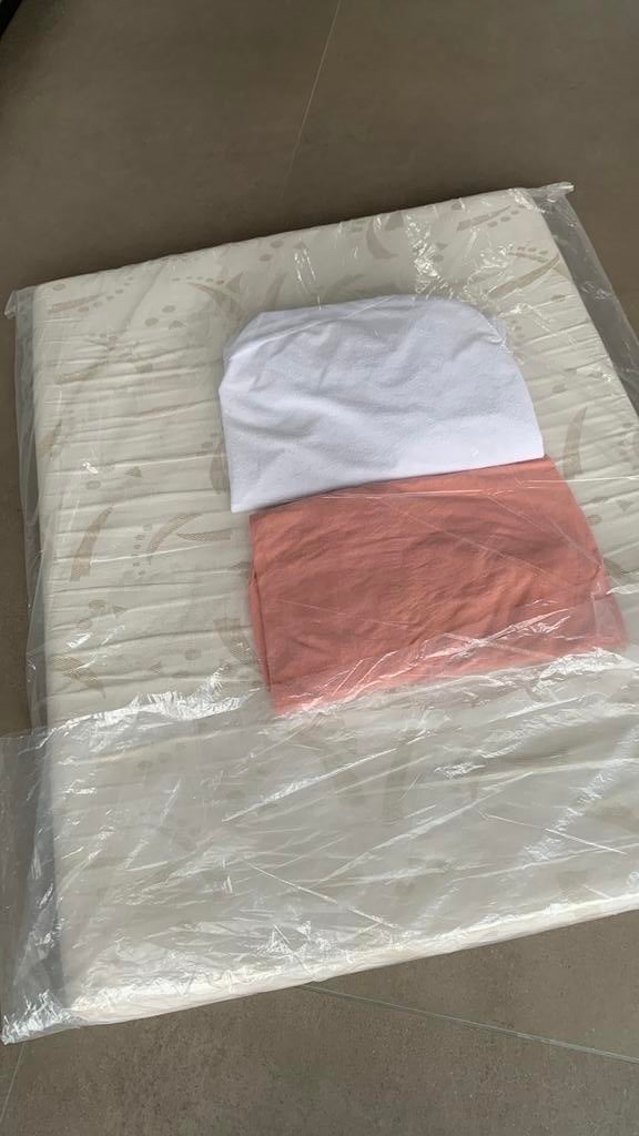 Matelas pour berceau/parc + protecteur, Autres dimensions, Matelas, Comme neuf, Enlèvement