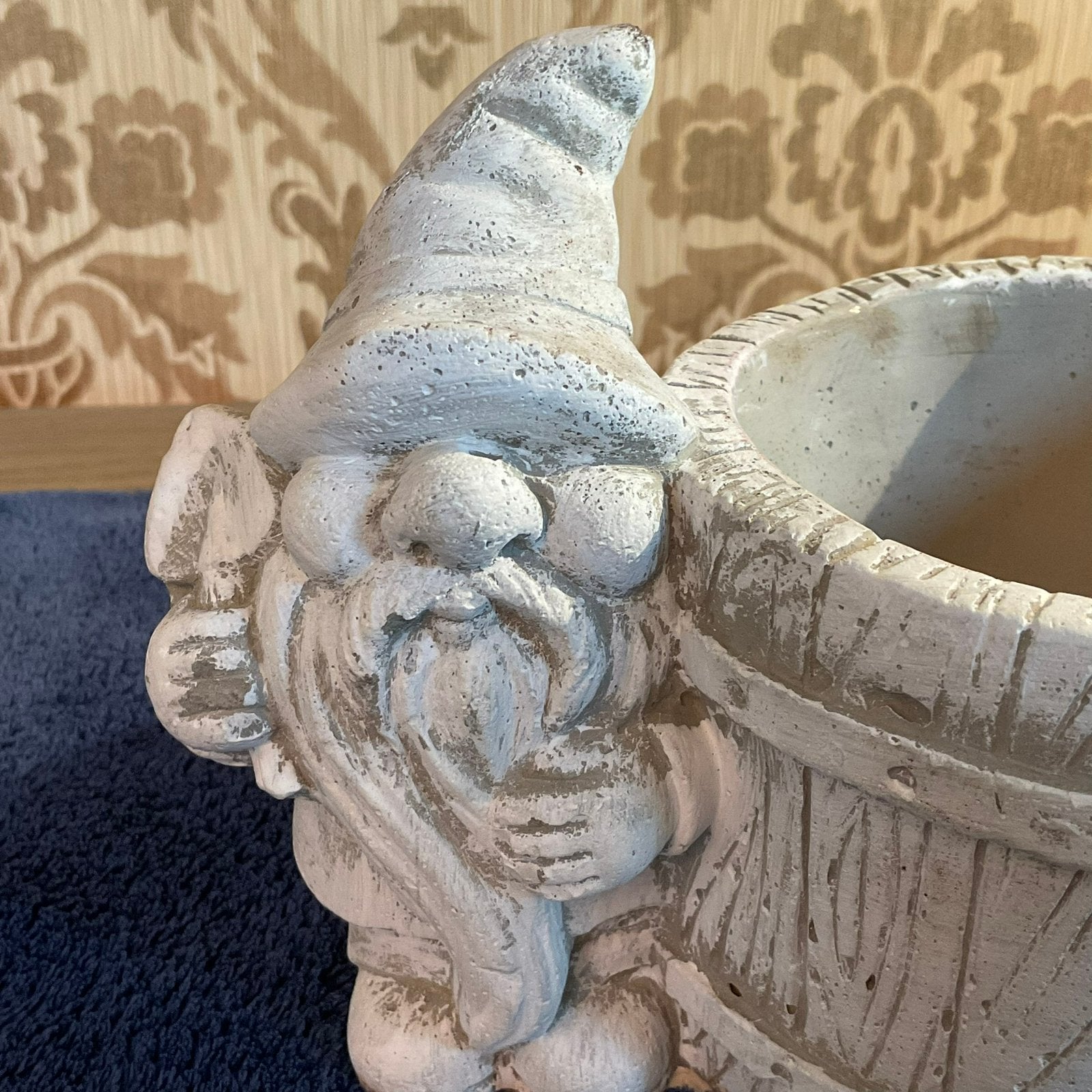 Bloempot met lachende kabouter met baard en schop, Verzenden