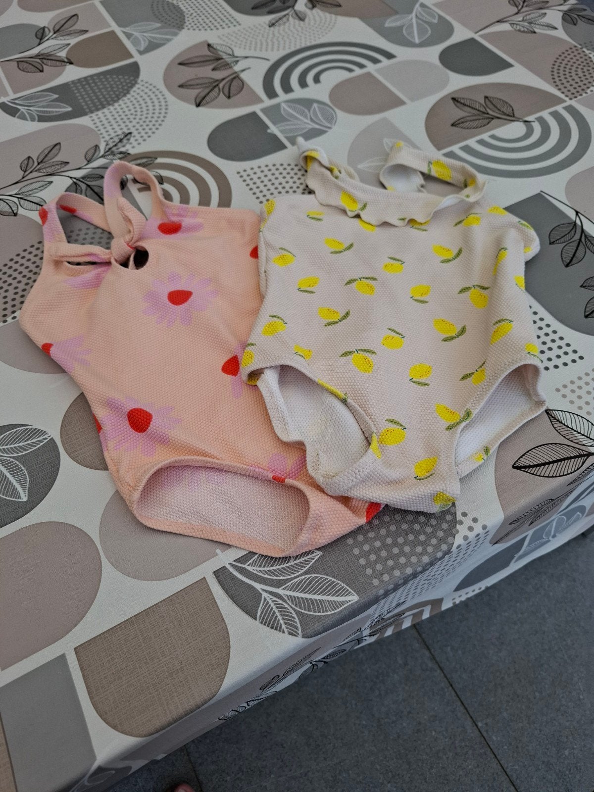 maillots de bain et chapeau de soleil, Enlèvement