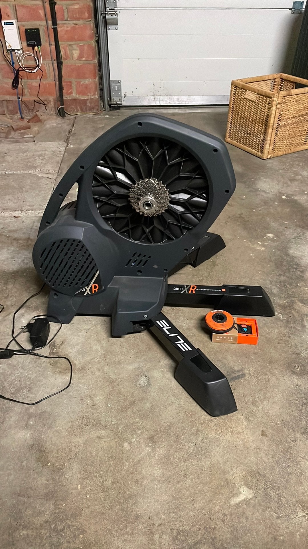 Elite Direto XR Smart Trainer + Zwift Cog & Click + cassette, Ophalen, Zo goed als nieuw