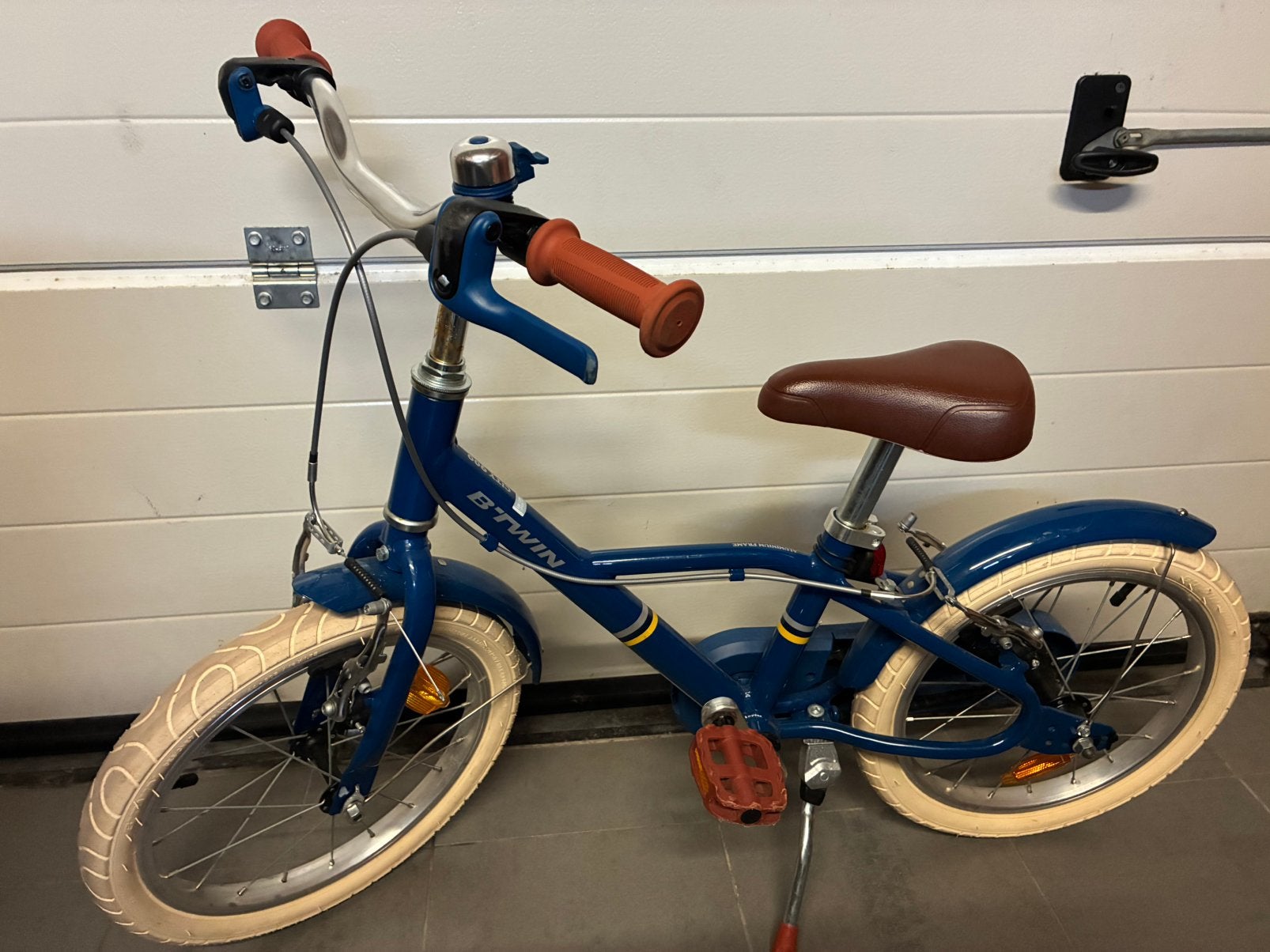 Kinderfiets B-twin blauw met bruine accessoires, Fietsen en Brommers, Ophalen, Zo goed als nieuw