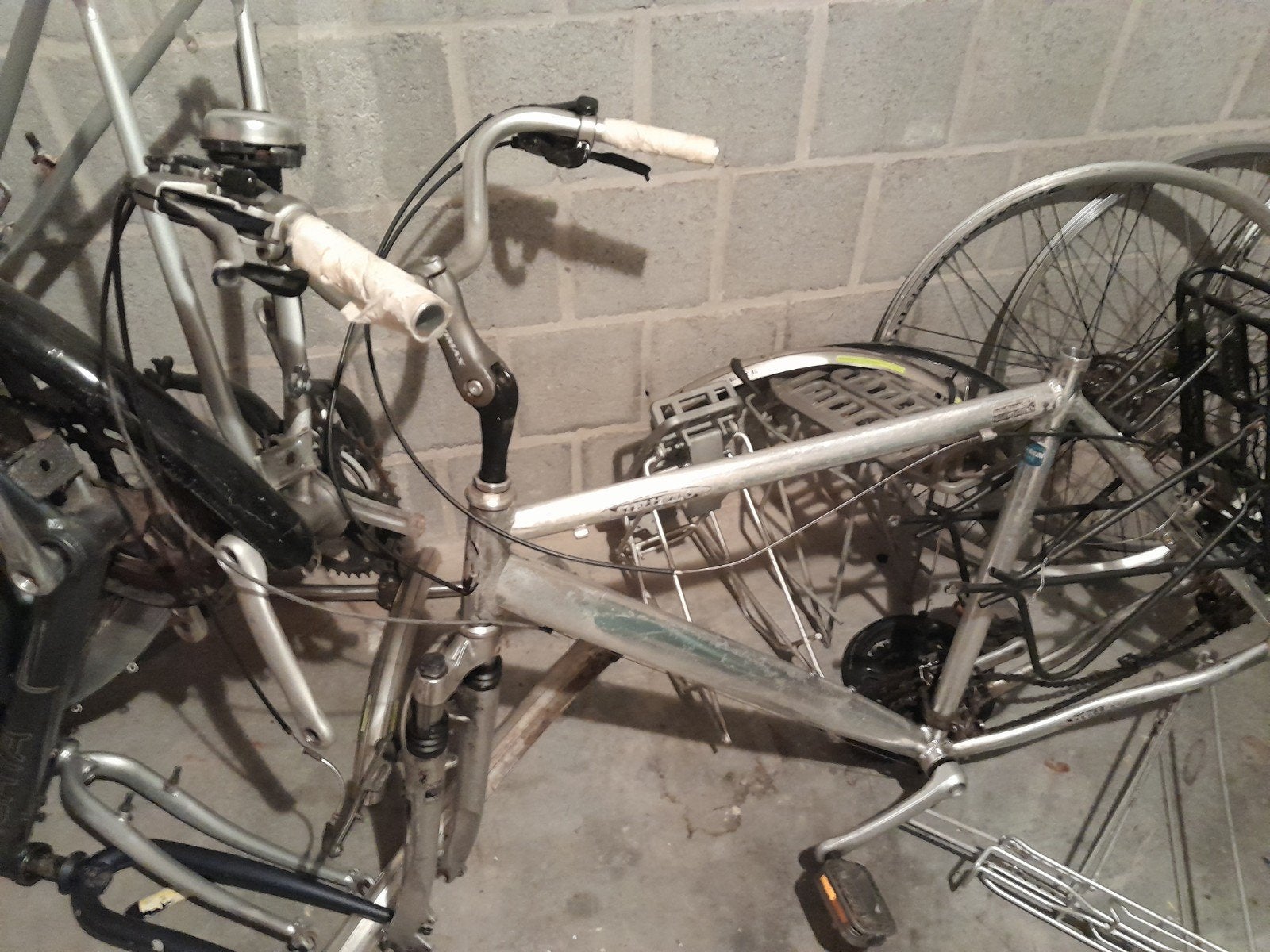 Gratis fietsframes voor iedereen die schroot verkoopt, Fietsen en Brommers, Ophalen