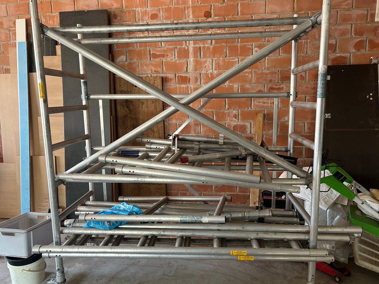Aluminium stelling , werkhoogte 8,5 m, met zijsteunen, Doe-het-zelf en Bouw, Steigers, Zo goed als nieuw, Ophalen