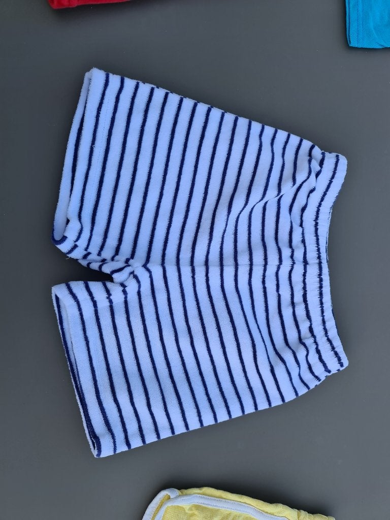 wit-blauw gestreepte korte broek, 110, Kinderen en Baby's, Kinderkleding | Maat 110, Ophalen, Zo goed als nieuw, Broek