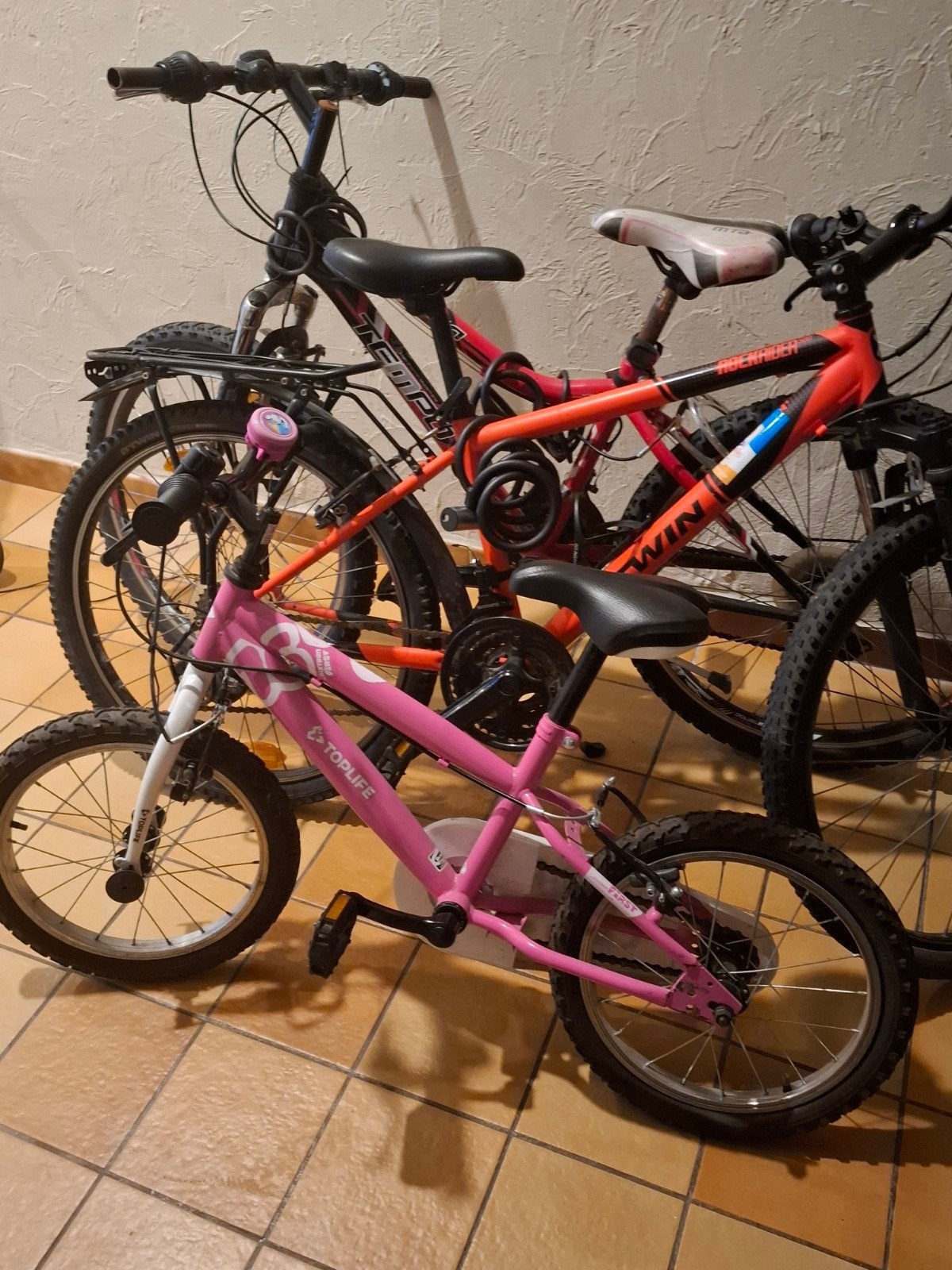 3 fietsen 2 jonges fietsen en 1 meisjes fiets, Enlèvement, Comme neuf, 18 à 20 pouces