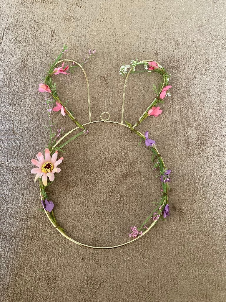 Konijnvormige krans van goudkleurige draad versierd bloemen, Huis en Inrichting, Ophalen of Verzenden, Zo goed als nieuw, Krans