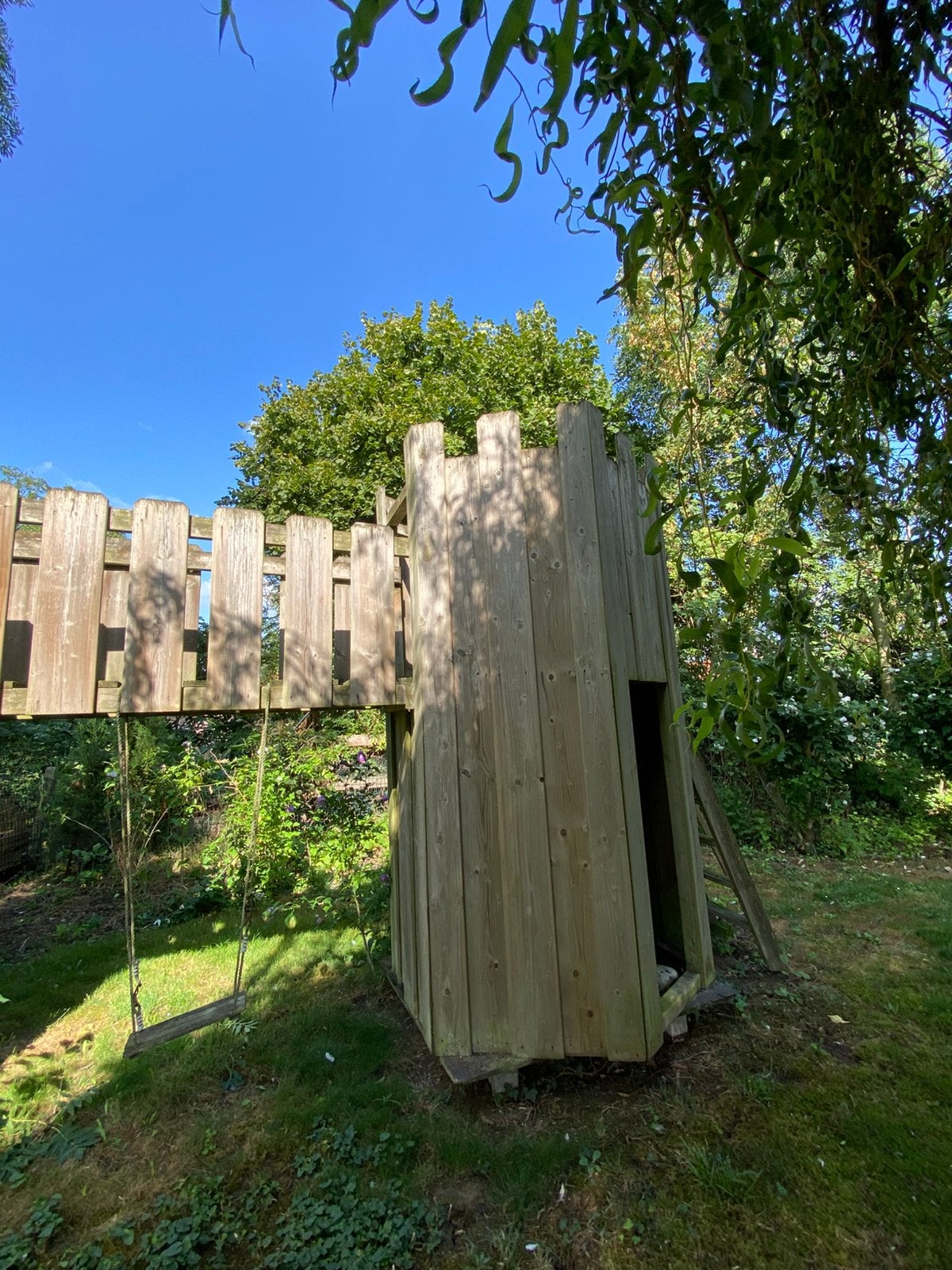 Grande tour de jeu en bois avec balançoires et toboggan, Enfants & Bébés, Enlèvement, Utilisé, Bois