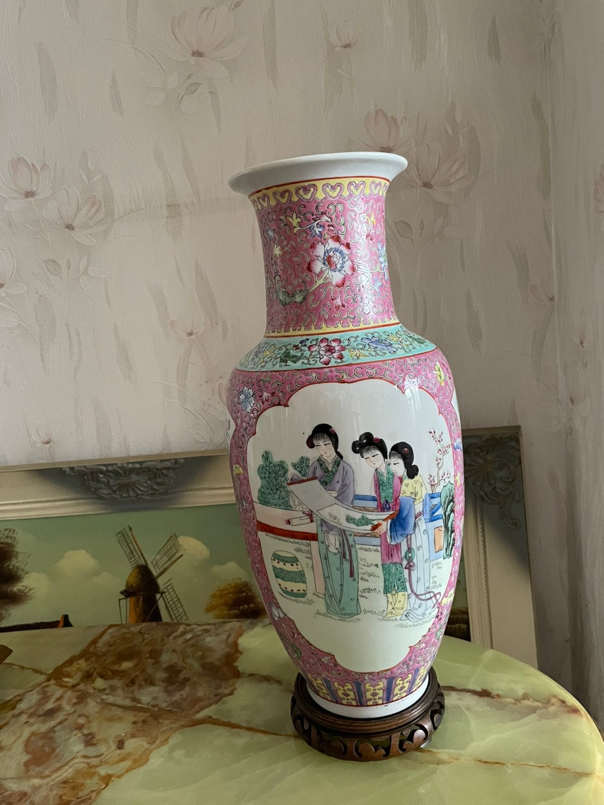 Chinese Famille Rose Vaas met Houten Sokkel, Antiek en Kunst, Ophalen