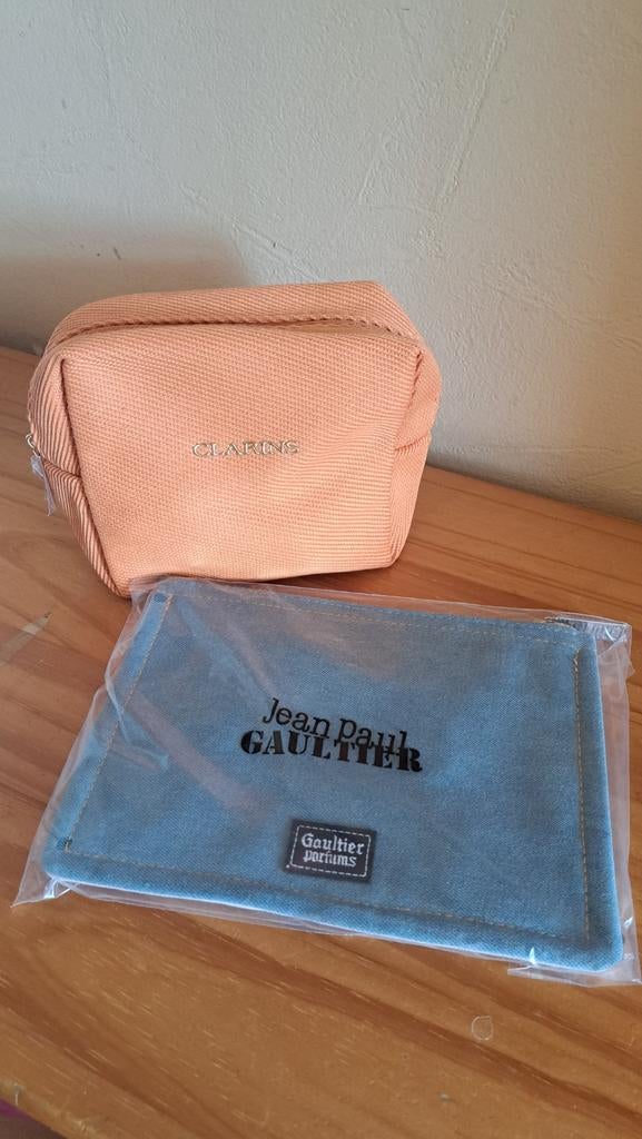 Trousses  Clarins + Jean Paul Gaultier, Bijoux, Sacs & Beauté, Enlèvement ou Envoi, Neuf, Autres couleurs, Homme ou Femme