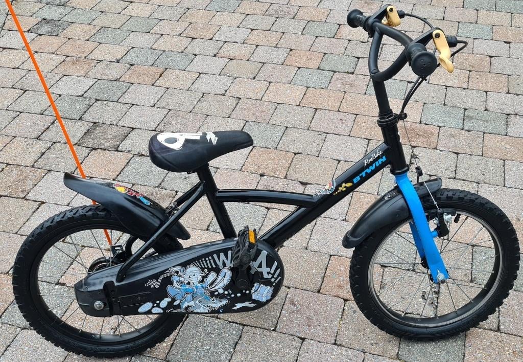 B'Twin PiraBike kinderfiets  De fiets is zwart en heeft bla, Ophalen, 16 tot 20 inch, Velgrem, Zo goed als nieuw