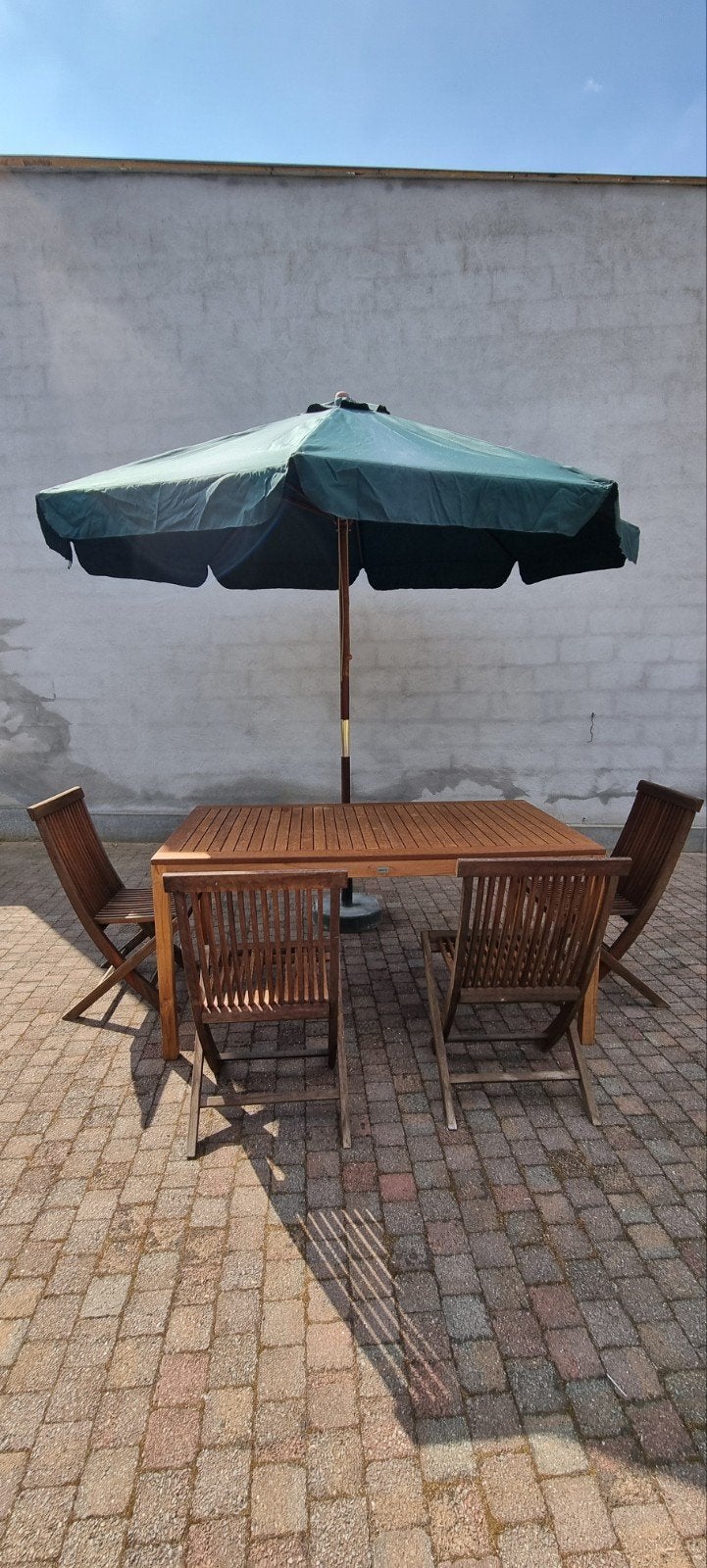 Bristol Table + 4 chaises en teak neuves.
Table valeur neuve, Enlèvement