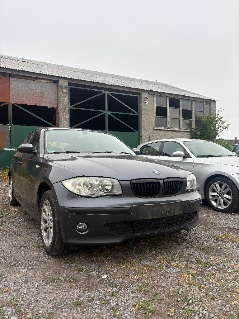 BMW 116i Très bonne état, Autos, BMW, Argent ou Gris, Boîte manuelle, Noir, 5 portes
