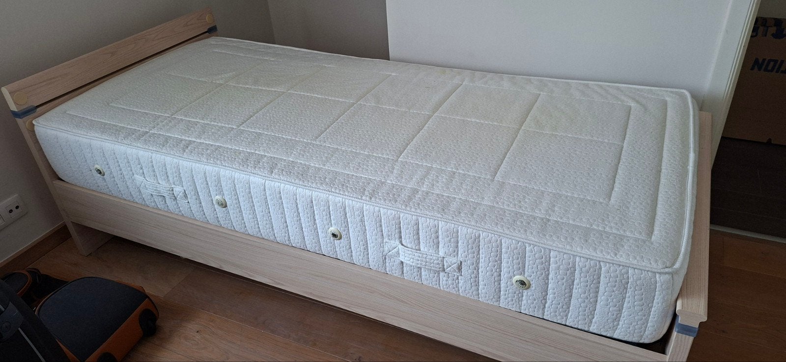 Cadre lit 200x90 + sommier + matelas + couette et sa housse, Sommier