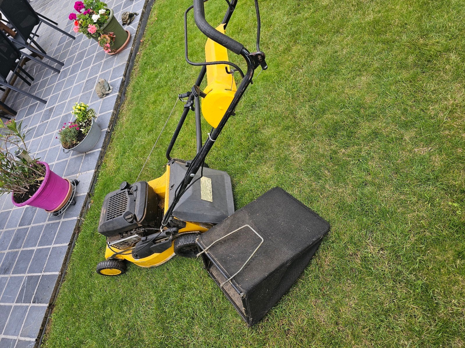 Grasmaaier op benzine, Ophalen